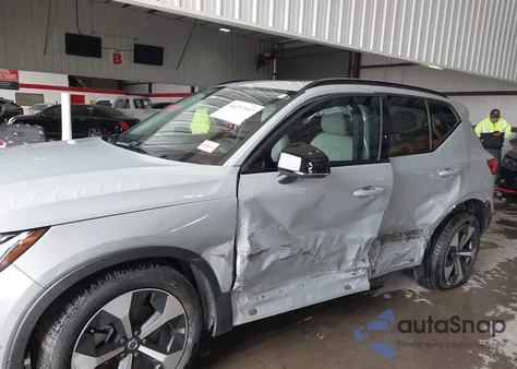 2025 Volvo Xc40 B5 Plus Dark Theme z USA, uszkodzony, nr VIN YV4L12UC7S2534997